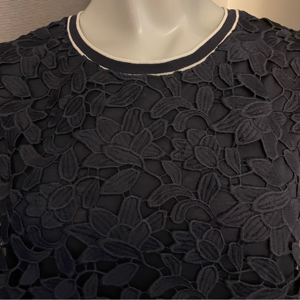 Banana Republic dark navy heavy lace floral top with lining in EUC.  Size M